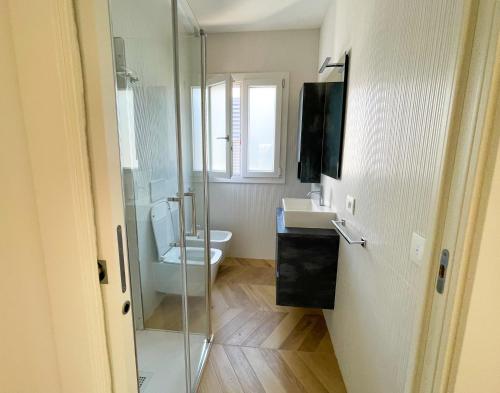 Ένα μπάνιο στο GEA SEAVIEW APARTMENT - Bright Top-Floor Gem in central Nettuno, Steps from the Station