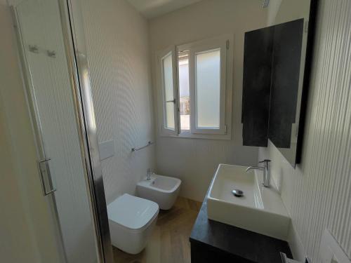 Un baño de GEA SEAVIEW APARTMENT - Bright Top-Floor Gem in central Nettuno, Steps from the Station