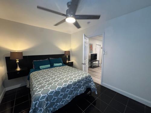Ένα ή περισσότερα κρεβάτια σε δωμάτιο στο Guest houses West Palm Beach 2BR or 1BR