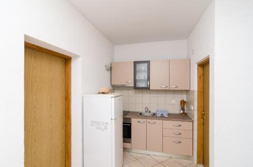 Η κουζίνα ή μικρή κουζίνα στο Apartments Limuni