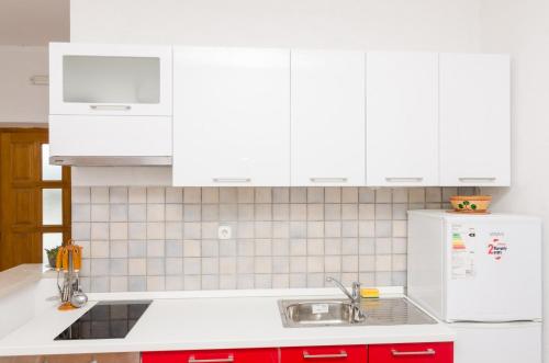 Η κουζίνα ή μικρή κουζίνα στο Apartments Limuni