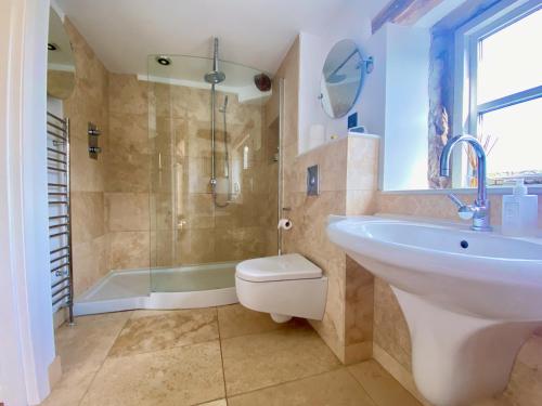 ein Badezimmer mit Waschbecken, Toilette und Dusche in der Unterkunft Woodlea Cottage in Huddersfield