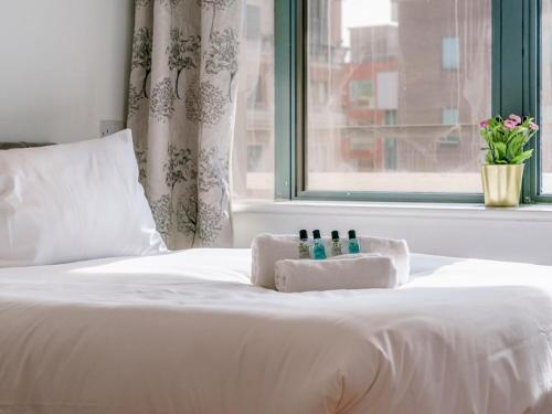 En eller flere senge i et værelse på Pass the Keys Lovely 2 Bed2 Bath in City Centre Free Parking