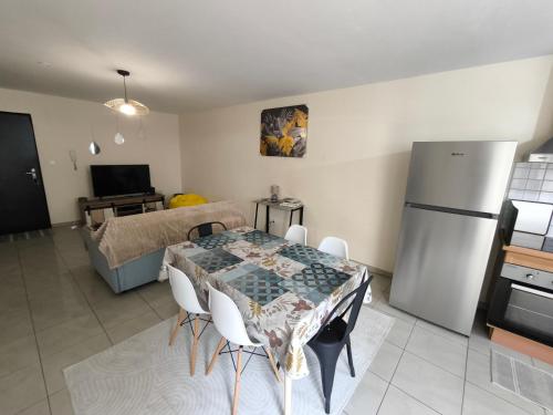 Η κουζίνα ή μικρή κουζίνα στο Cozy 2-room apartment in downtown St Denis