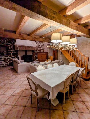 une grande salle à manger avec une table et des chaises dans l'établissement Maison historique avec jardin secret à Limerzel, à Limerzel