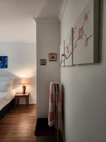 伯威克Beaumont Waters Unit,2 bedrooms,3 beds的卧室里有一张床和一张带灯的桌子