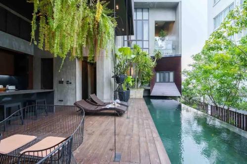 a pool in the middle of a building at Luxury Modern Pool Jacuzzi Villa 5BR Thonglor in Khlong Toei