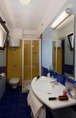 Koupelna v ubytování Hotel Leone