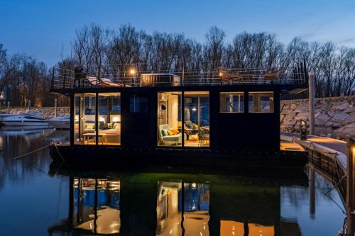 多尔梅莱托HouseBoat - Lago Maggiore con Jacuzzi的水中船屋