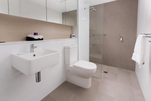 Ένα μπάνιο στο Hamilton Executive Apartments