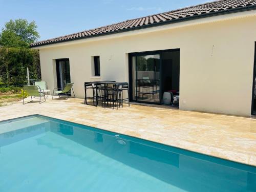 a house with a swimming pool and a patio at Maison moderne avec Piscine in Creysse