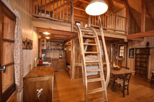 - une chambre avec des lits superposés dans une cabane en rondins dans l'établissement Le nid de l'écureuil, à Lavercantière