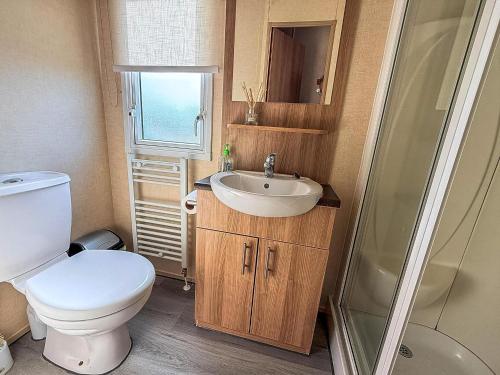 Ένα μπάνιο στο 8 Berth Caravan With Wifi At Sunnydale Park In Skegness Ref 35220Kc