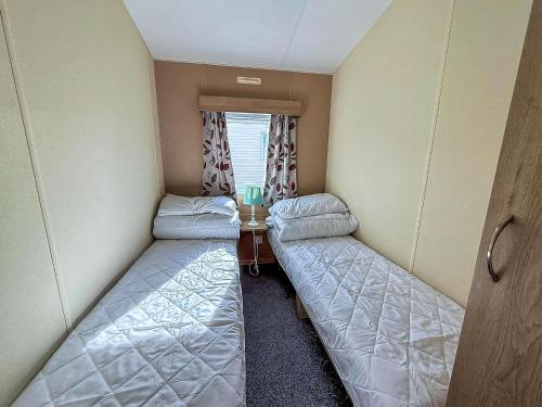 Voodi või voodid majutusasutuse Lovely 6 Berth Caravan At Sunnydale Holiday Park Ref 35375S toas