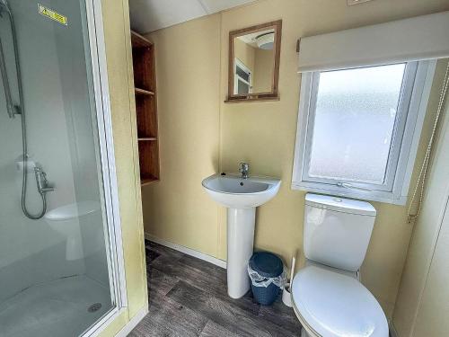 Vannituba majutusasutuses Lovely 6 Berth Caravan At Sunnydale Holiday Park Ref 35375S