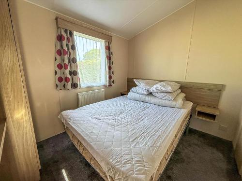Ένα ή περισσότερα κρεβάτια σε δωμάτιο στο Homely 4 Berth Caravan For Hire In Lincolnshire At Sunnydale, Ref 35122S