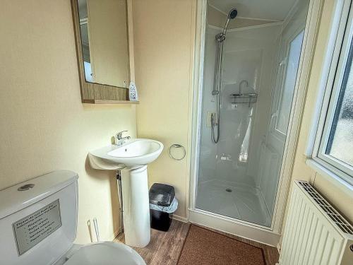 Ένα μπάνιο στο Homely 4 Berth Caravan For Hire In Lincolnshire At Sunnydale, Ref 35122S