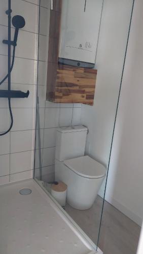 une salle de bain avec des toilettes blanches dans une chambre dans l'établissement Ty Kosy 2 ch vue imprenable Ria Etel, à Étel