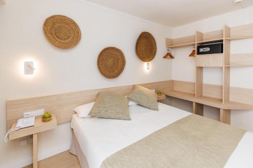 Ένα ή περισσότερα κρεβάτια σε δωμάτιο στο Hotel O7 ALONDRA