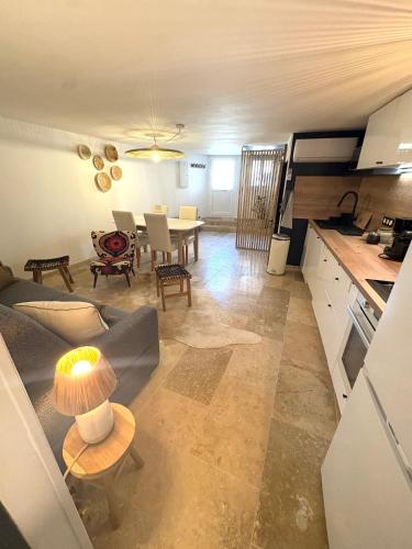 une cuisine et un salon avec un canapé et une table dans l'établissement Charmante maisonnette de village avec sauna, à Bédoin