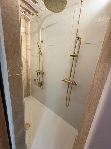 une salle de bain avec une douche avec une porte vitrée dans l'établissement Charmante maisonnette de village avec sauna, à Bédoin