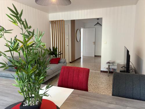 un salon avec une table et un canapé dans l'établissement Spacieux 4P familial renové, à Nice