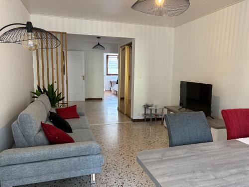 un salon avec un canapé et une télévision dans l'établissement Spacieux 4P familial renové, à Nice