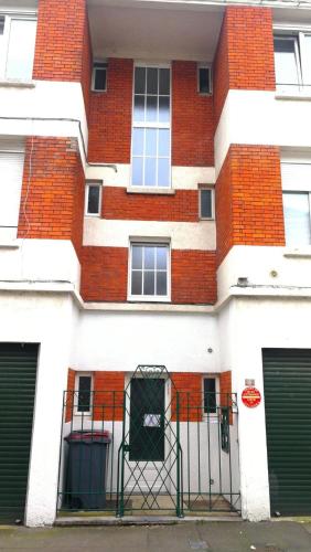 un bâtiment avec une porte devant lui dans l'établissement La Madeleine de Nico, à La Madeleine