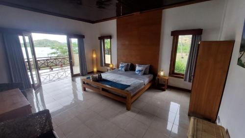 Postel nebo postele na pokoji v ubytování Lombok Villas, Villa KuraKura