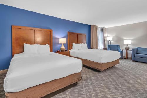 a hotel room with two beds and a blue wall at Comfort Inn Somerset - Lake Cumberland in Somerset