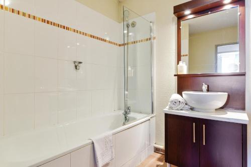 Ένα μπάνιο στο Comfort Aparthotel Six-Fours