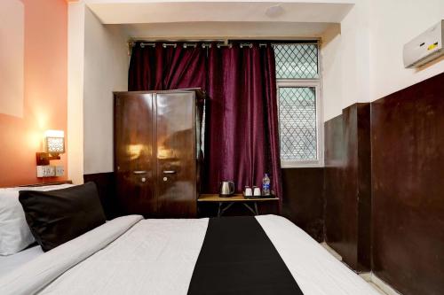 a bedroom with a bed and a window at Super Hotel O Green Park Residency in New Delhi