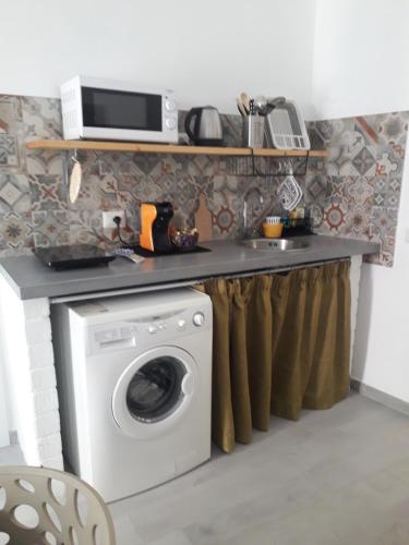 Η κουζίνα ή μικρή κουζίνα στο NAHAR HOME