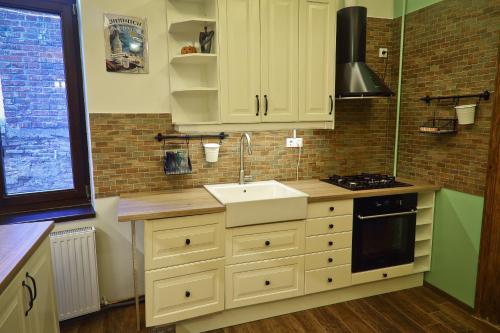 A kitchen or kitchenette at Arina Apartments 2