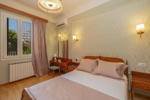 a bedroom with a bed and a desk and a window at Casa dei nonni in Argostoli