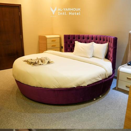 Postel nebo postele na pokoji v ubytování Al Yarmouk International Hotel