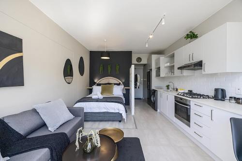 Kuchyň nebo kuchyňský kout v ubytování Luxurious Cosy Studio for 2