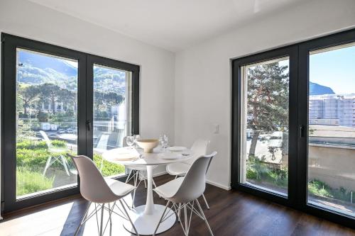 Cảnh núi rừng hoặc tầm nhìn ra núi từ căn hộ