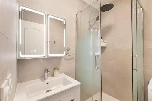 une salle de bain avec un lavabo et une douche dans l'établissement Lovely Appartement-2rooms-6p sunshine-quiet-subway, à Paris