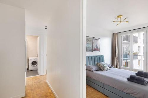 une chambre avec un lit et une fenêtre dans l'établissement Lovely Appartement-2rooms-6p sunshine-quiet-subway, à Paris