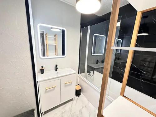 une salle de bain blanche avec un lavabo et une douche dans l'établissement Venise 6 couchages avec terrasse hyper centre, à Reims