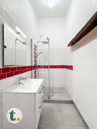 une salle de bain avec un lavabo et une douche en verre dans l'établissement Tranquiloue - L'Atelier des Nymphéas - PuyduFou, à Mouchamps