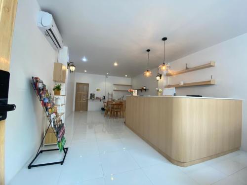 清迈Phak Phing Hostel的设有接待处和厨房的大堂