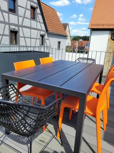 a blue table and chairs on a balcony at XZLLENZ Küche Bad S-Bahn Parken Smart-TV Wellbeing in Neunkirchen am Sand