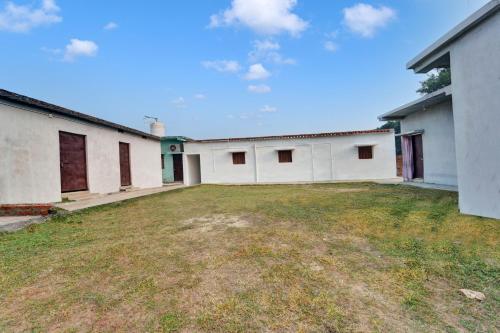 un patio vacío frente a dos edificios en Super Hotel O SHER ऐ PUNJAB, en Dhanbād