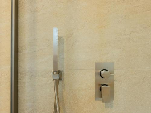 a glass shower door with a shower at Residenza Dante - Smart Luxury suite in Centro storico in Asolo