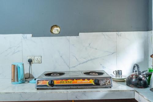 einen Herd mit Backofen auf einer Theke in der Küche in der Unterkunft WWPVNE Winter Wood Private Villa Nuwara Eliya in Nuwara Eliya