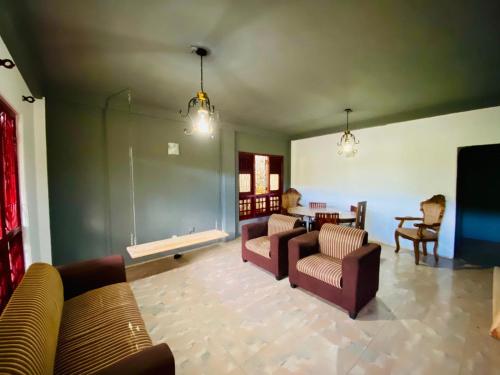 ein Wohnzimmer mit zwei Sofas und einem Fernseher in der Unterkunft WWPVNE Winter Wood Private Villa Nuwara Eliya in Nuwara Eliya