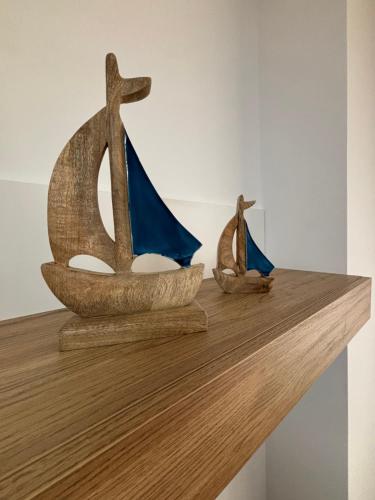 two wooden boats sitting on top of a wooden table at Piso Barbanza Arousa in Boiro