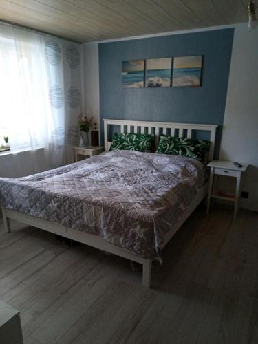 a bedroom with a bed in a room at Nordblue 8 in Altwarp